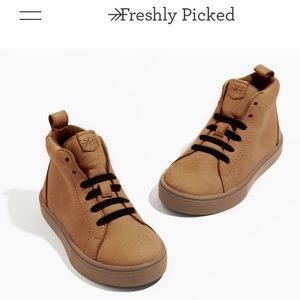 Freshly picked, weathered brown Leon sneaker boot size 7 boys excellent conditio